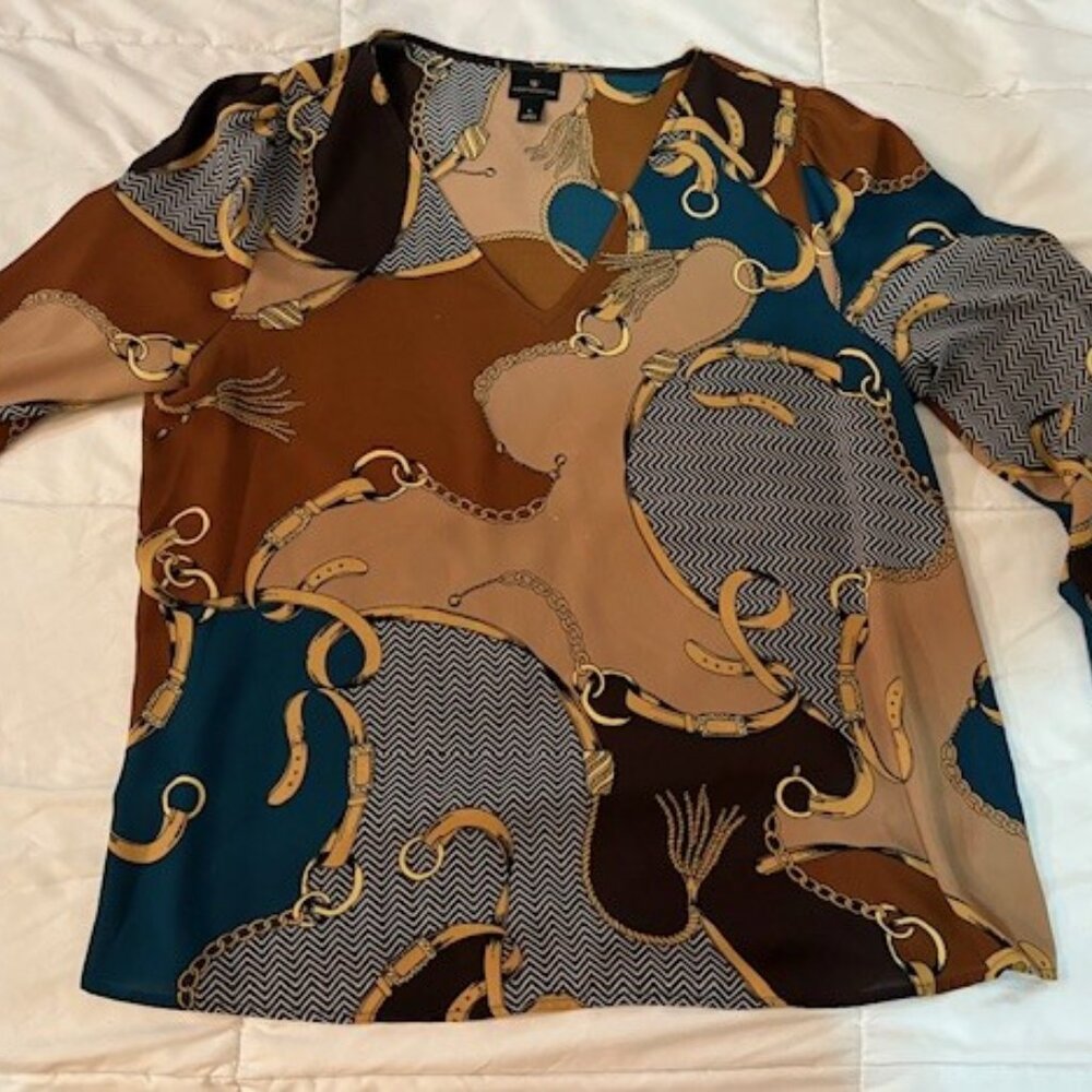 Elegant long sleeve blouse.